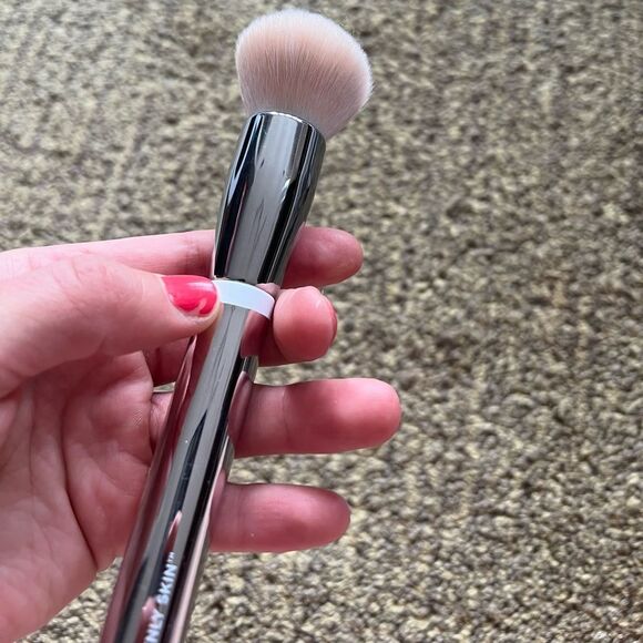 It Cosmetics Skin Perfecting Brush - Picture 1 of 6